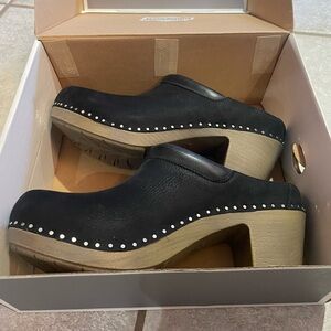 Dansko Sammy Nubuck Black Shoes
Never worn size 38 euro / 8 us